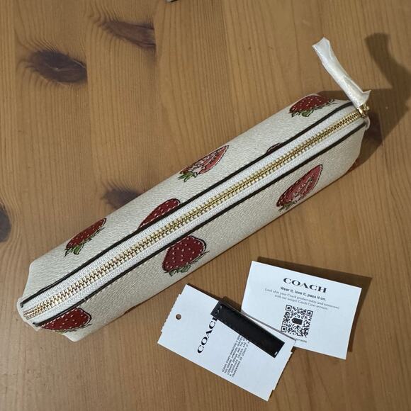 🍓Coach Pencil Case With Strawberry Print - Picture 8 of 10